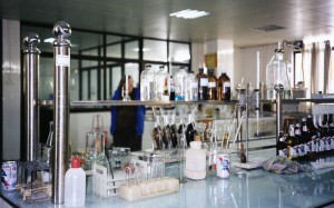 800px-Zhaoqing_Brewery_beer_laboratory_1999